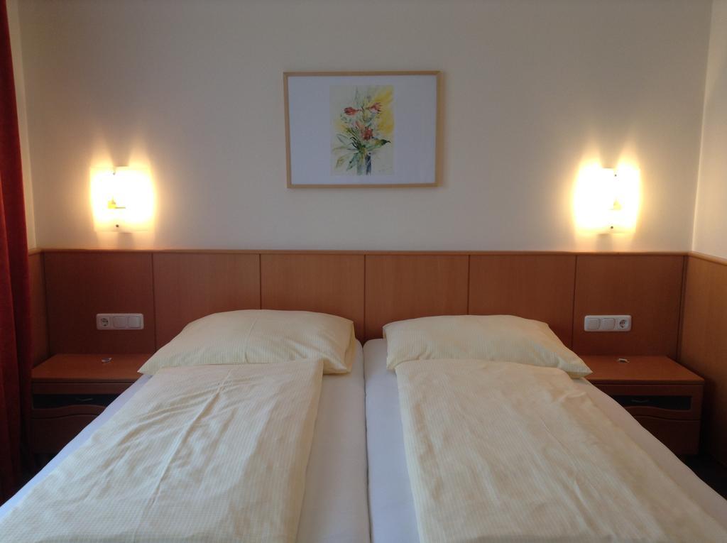 Leonsteinerhof Bed & Breakfast Стая снимка